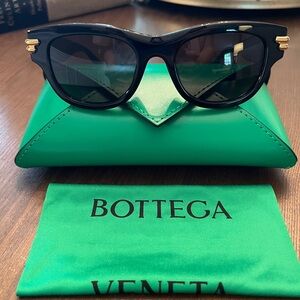 Bottega Veneta Black Cat-Eye Sunglasses with Green Case and Cloth